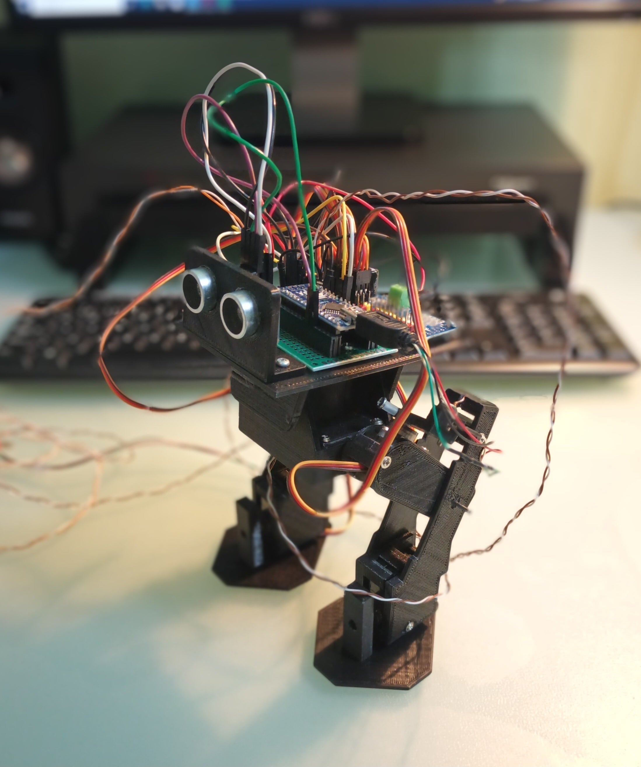 Robot bípedo impreso en 3D montado, fabricado con esFil PLA MAX negro